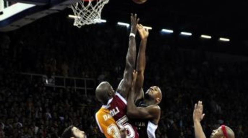 Beşiktaş&rsquo;ı 64-60 Yenen Galatasaray Medical Park 8&rsquo;de 8 Yaptı