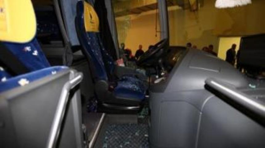 Fenerbah&ccedil;e Otob&uuml;s&uuml;ne Taşlı Saldırı