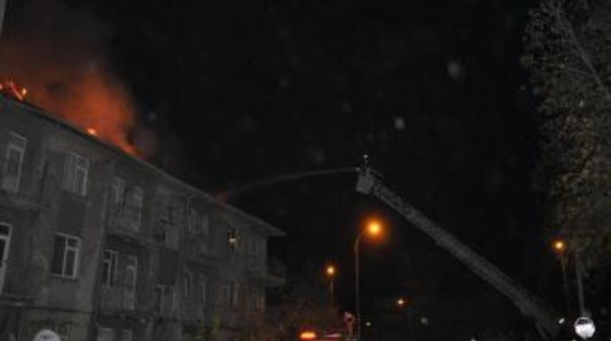 &Ccedil;atıdaki Yangın Korkuttu