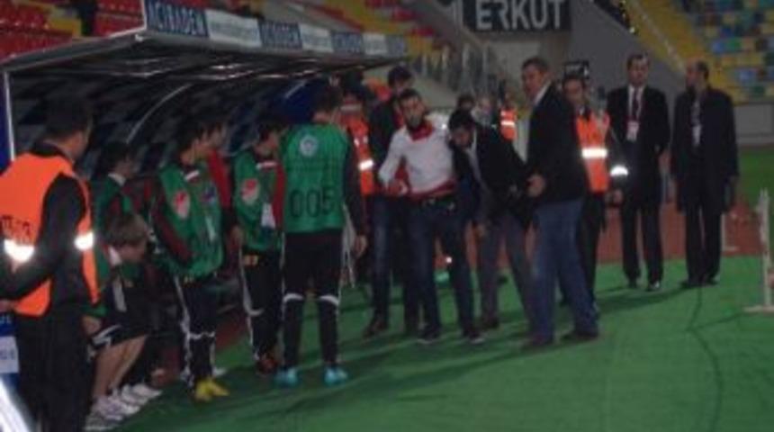 Taraftarlar Kavga Etti: 1 Yaralı