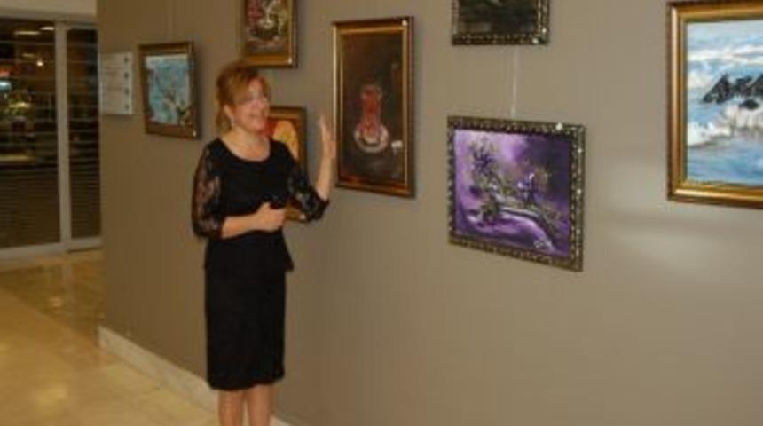 Eşinin Aldığı &Ccedil;i&ccedil;ekleri Solmadan &Ouml;l&uuml;ms&uuml;zleştiriyor