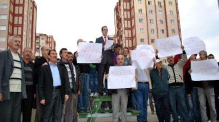 Y&ouml;netime Kızan Site Sakinleri Sokağa İndi