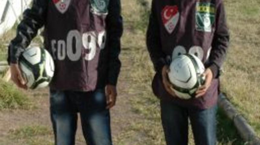 Top Toplayıcılığı Yaparak Har&ccedil;lıklarını &Ccedil;ıkarıyorlar