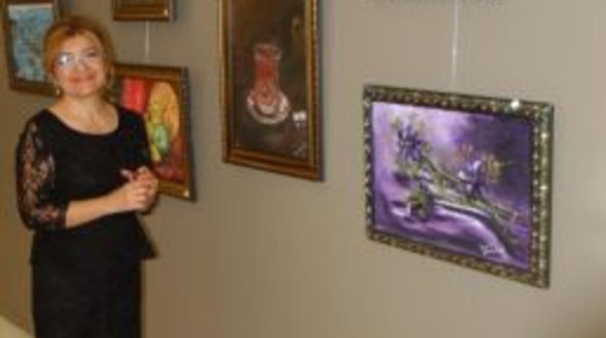 Eşinin Aldığı &Ccedil;i&ccedil;ekleri Solmadan &Ouml;l&uuml;ms&uuml;zleştiriyor