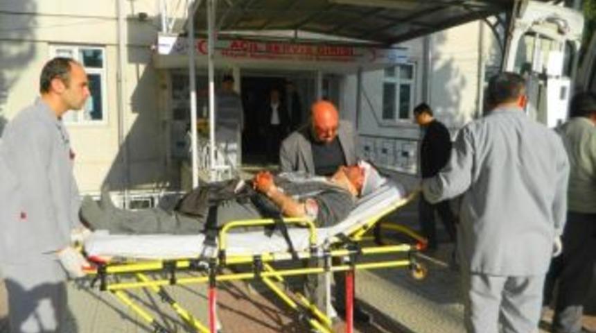 Buzda kayan ara&ccedil; takla attı ; 3 yaralı