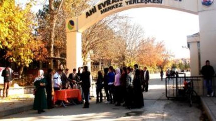 Ak Gen&ccedil;lik &Uuml;niversitede Aşure Dağıttı