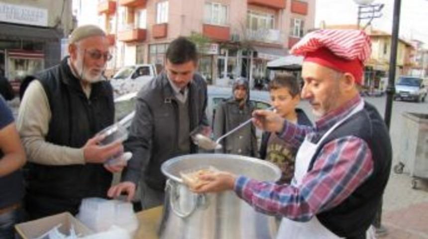 Bin Kişiye Aşure İkramı