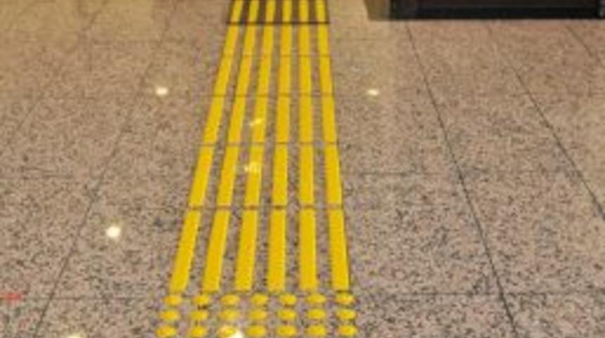 Mamak Belediye Binasına Engelliler I&ccedil;in Y&uuml;r&uuml;me Bantları D&ouml;şendi