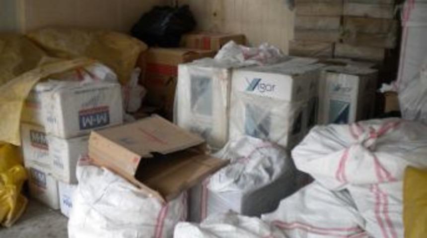 Uşak'ta &Ccedil;ok Miktarda Ka&ccedil;ak Sigara Ve Makaron Ele Ge&ccedil;irildi