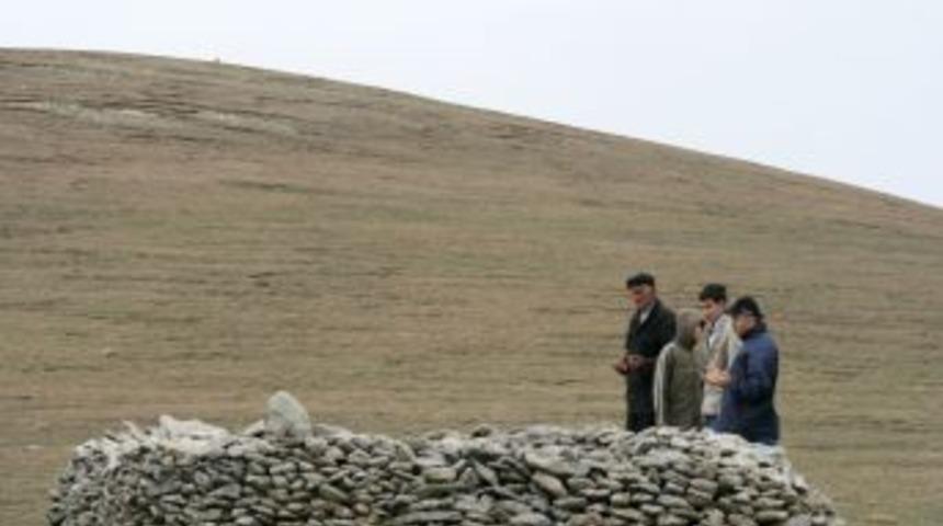 Define Avcıları Şehitlik Olarak Bilinen Mezarı Talan Etti