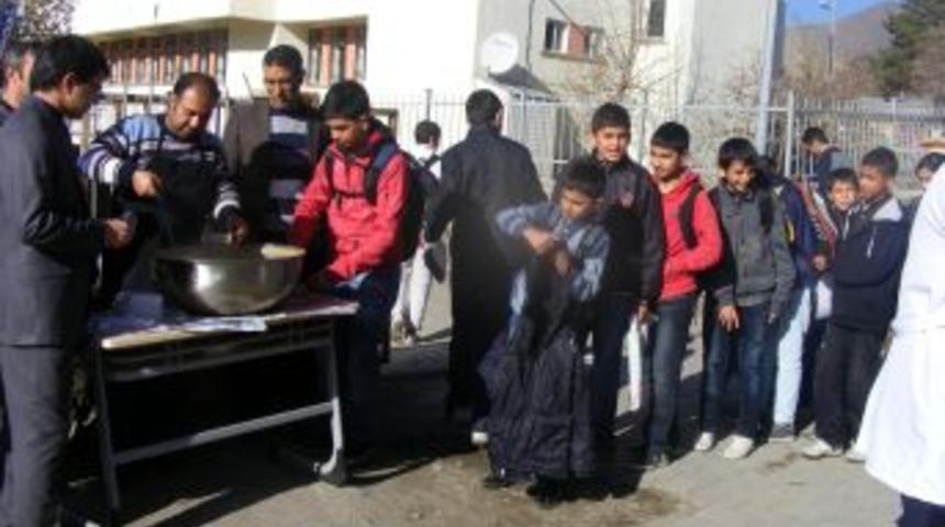 Varto Okuma Salonu Eğitim Derneği, Aşure Dağıttı