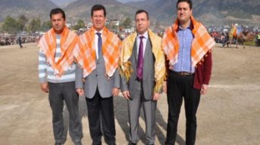 Buharkent&rsquo;te Deve G&uuml;reşleri Nefes Kesti