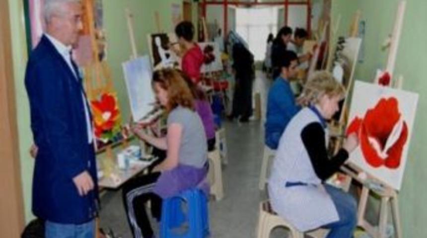 Yaşama Sevin&ccedil;lerini Tuvale D&ouml;k&uuml;yorlar