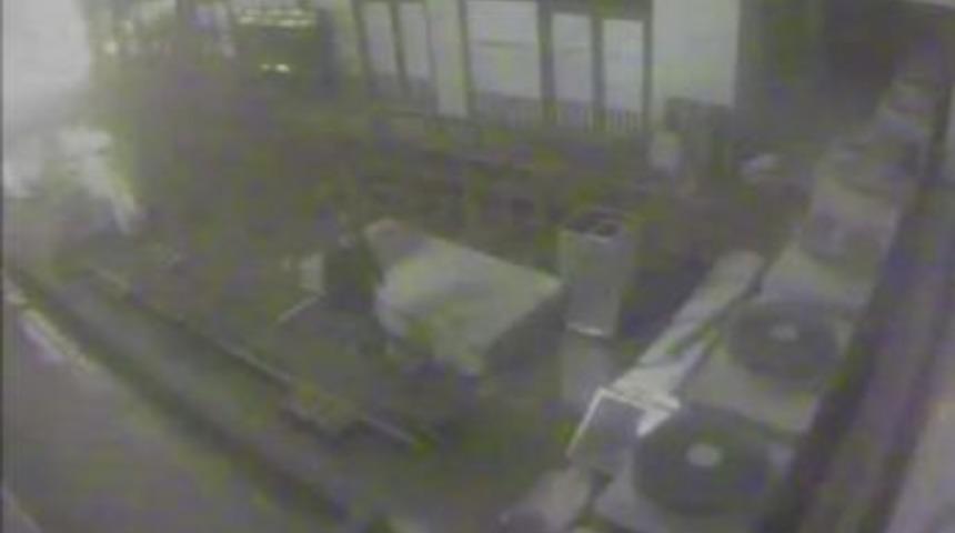 Bel&ccedil;ikalı &Ouml;ğrencinin D&uuml;şme Anı G&uuml;venlik Kamerasında