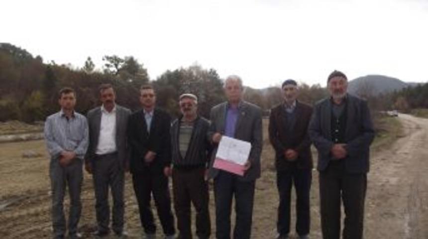 K&ouml;ylerine Yapılacak Tavuk K&uuml;mesine Tepki G&ouml;steriyorlar