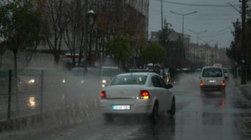 Sağanak Yağış Hayatı Fel&ccedil; Etti