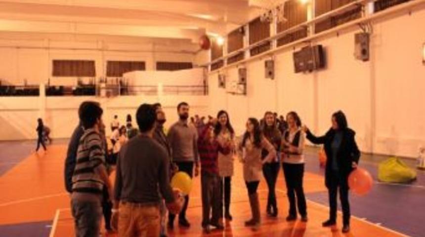 Engelli &Ccedil;ocuklar &Uuml;niversite &Ouml;ğrencileriyle Kolbastı Oynadı