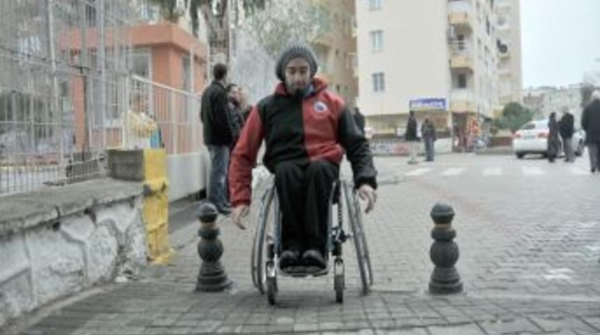 Bornova Il&ccedil;esinde Kaldırımlar Ve Yollar Engellilere Uygun Hale Getirildi