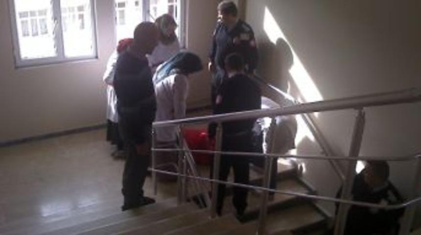 Hastanede İntihar Etmek İsteyen Kadın Son Anda Kurtarıldı