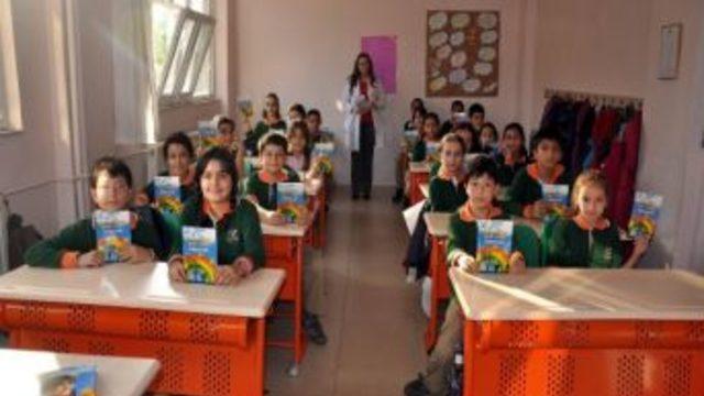 5. Sınıf Öğrencisi Ecesu, 251 Bin Dev Öğrenci Projesi Yararına Kitap Çıkarttı