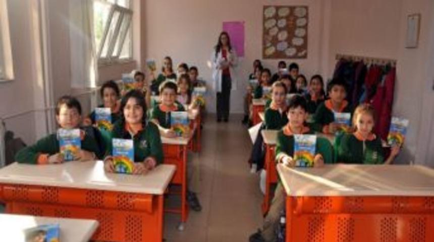 5. Sınıf &Ouml;ğrencisi Ecesu, 251 Bin Dev &Ouml;ğrenci Projesi Yararına Kitap &Ccedil;ıkarttı