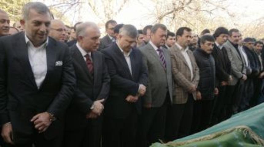 AK Parti'li &Ccedil;etin, Annesini Son Yolculuğuna Uğurladı