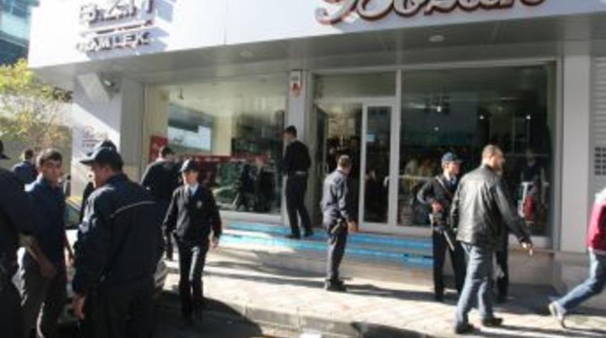 Bağcılar&rsquo;da Cinayet: 3 &Ouml;l&uuml; 2 Yaralı