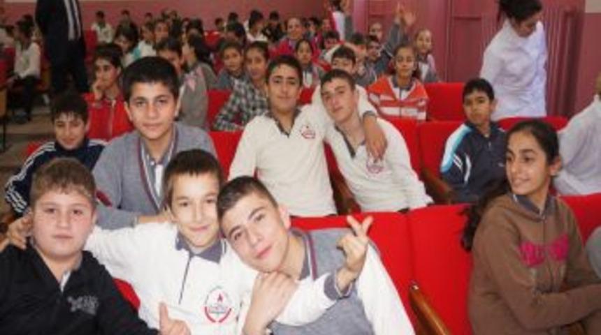 İşaret Diliyle Şarkı S&ouml;yleyip Tiyatro Oynadılar