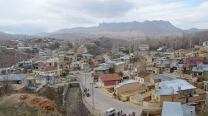 Yol Ortasındaki Mezar, G&ouml;renleri Şaşırtıyor