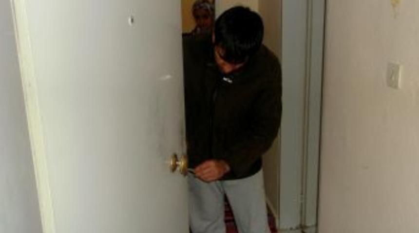 Üst Kattaki Komşularına Yemeğe Çıkan Çiftin Evi Soyuldu