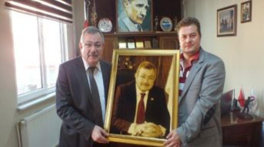 Devrekli Sanat&ccedil;ı Başkan G&uuml;lşen&rsquo;in Resmini Halıya Dokudu