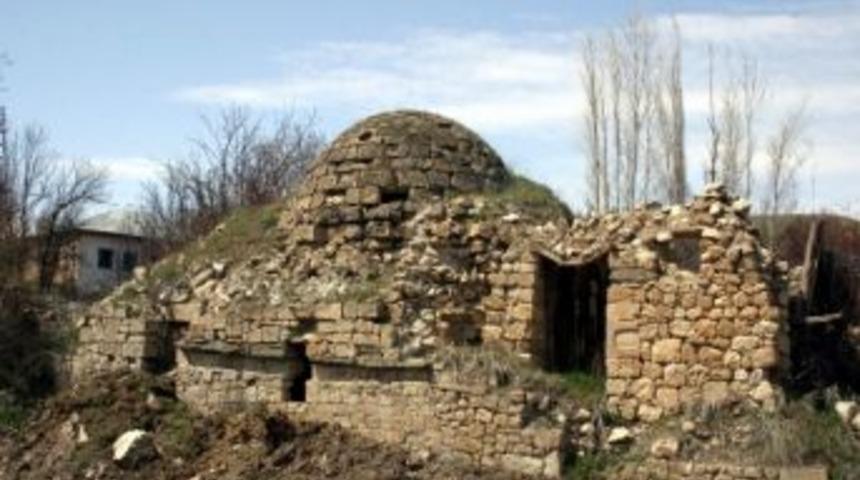 Akıncılar&rsquo;da Tarihi Yapılar Yok Olma Teklikesiyle Karşı Karşıya