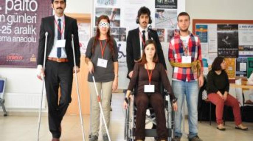 Bir G&uuml;nl&uuml;ğ&uuml;ne Engelli Gibi Yaşayan &Ouml;ğrenciler, Mevcut Hallerine Ş&uuml;krettiler