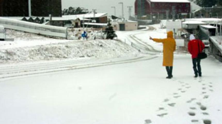 Bolu Kartalkaya'ya lapa lapa kar yağıyor