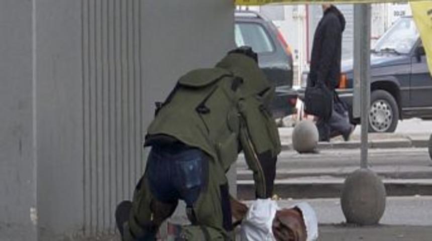 Emniyet Yakınındaki Ş&uuml;pheli Paket Polisi Alarma Ge&ccedil;irdi