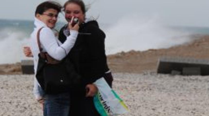 Fırtına, Apollon Tapınağı'nda Hatıra Fotoğrafı &Ccedil;ektirmeyi Zorlaştırıyor