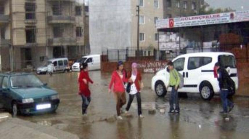 Edremit'te Ak&ccedil;ay Yolu G&ouml;le D&ouml;nd&uuml;, Kep&ccedil;eler Halkı Taşıdı