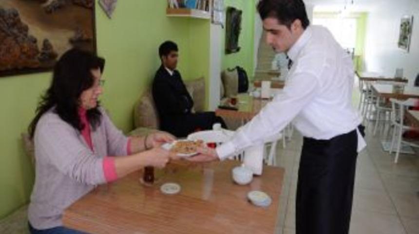 Bu Kafeyi Engelliler Işletiyor