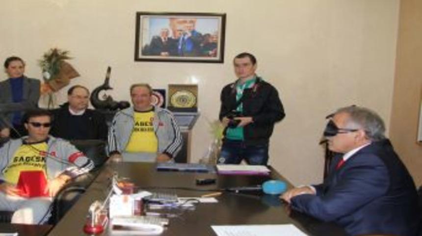 Belediye Başkanı İnci, G&ouml;rme Engellilerle G&ouml;zlerini Kapatarak Konuştu