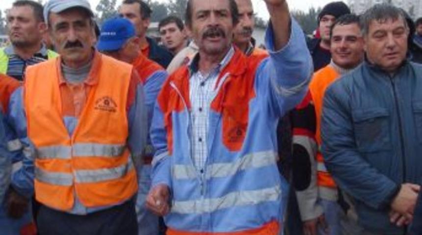 &Uuml;&ccedil; Aydır Maaş Alamayan Belediye Iş&ccedil;ileri Eylem Yaptı