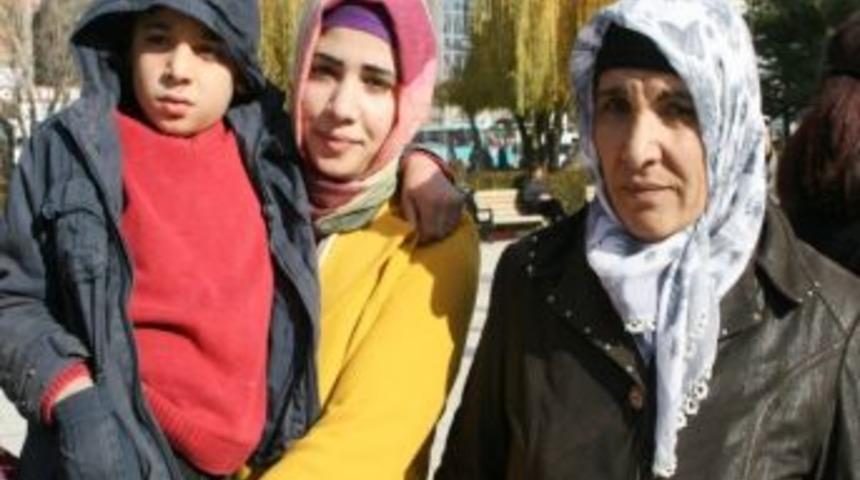 Fedakar Abla İki Yıldır Kardeşini Sırtında Okula G&ouml;t&uuml;r&uuml;p Getiriyor