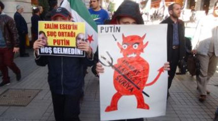 Rusya Konsolosluğu &Ouml;n&uuml;nde Putin&rsquo;i Protesto Ettiler