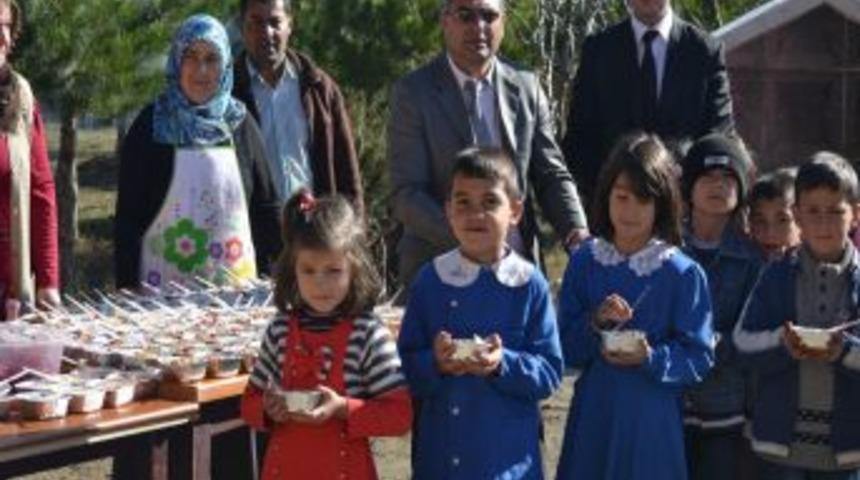 İmece Usul&uuml; Pişirilen Aşure Bin 200 Kişiye Ikram Edildi