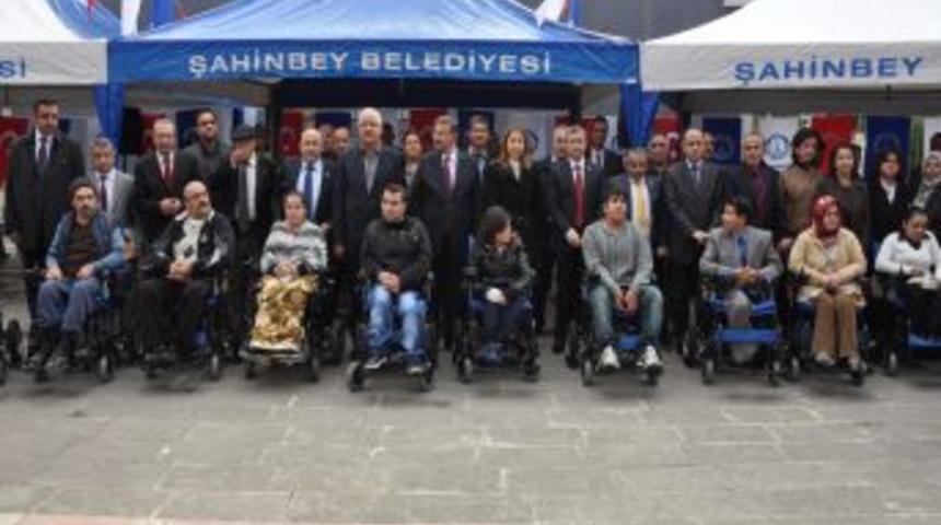 Şahinbey Belediyesi 77 Engelliye Ak&uuml;l&uuml; Ve Manuel Sandalye Hediye Etti