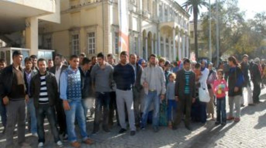 Evlerine Yıkım Kararı &Ccedil;ıkan 22 Vatandaş İzmir Valiliği &Ouml;n&uuml;nde Eylem Yaptı