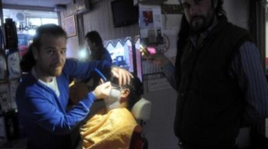 Elektrik Kesilince Traşlar Cep Telefonu Işığında Yapıldı