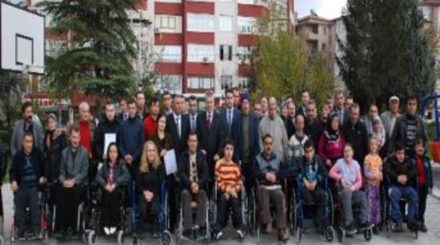 Engellilere Tekerlekli Sandalye Yardımı