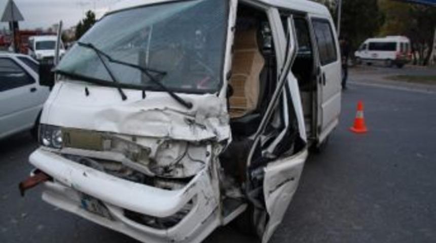 Kaza Sonrası Şıkışan S&uuml;r&uuml;c&uuml;y&uuml; İtfaiye Kurtardı