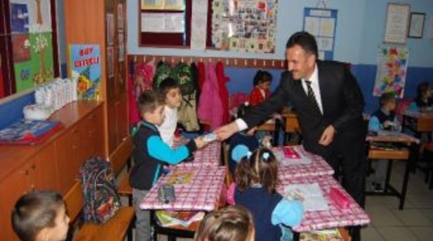 Ağız Ve Diş Sağlığı Haftasına Diş Macunlu Ve Diş Fır&ccedil;alı Kutlama