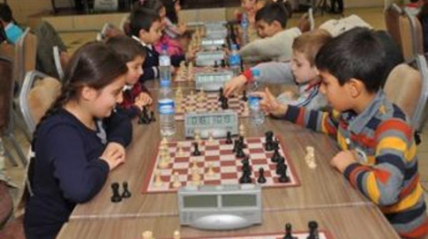 Kartepeli &ouml;ğrencilerin satran&ccedil; m&uuml;cadelesi